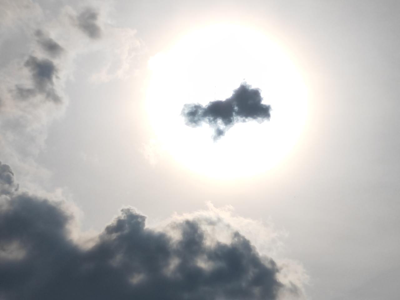 云朵遮住太阳，阳光从云隙中洒下，如梦如幻。下联是（万贯埋心中）常言道，家财不外露