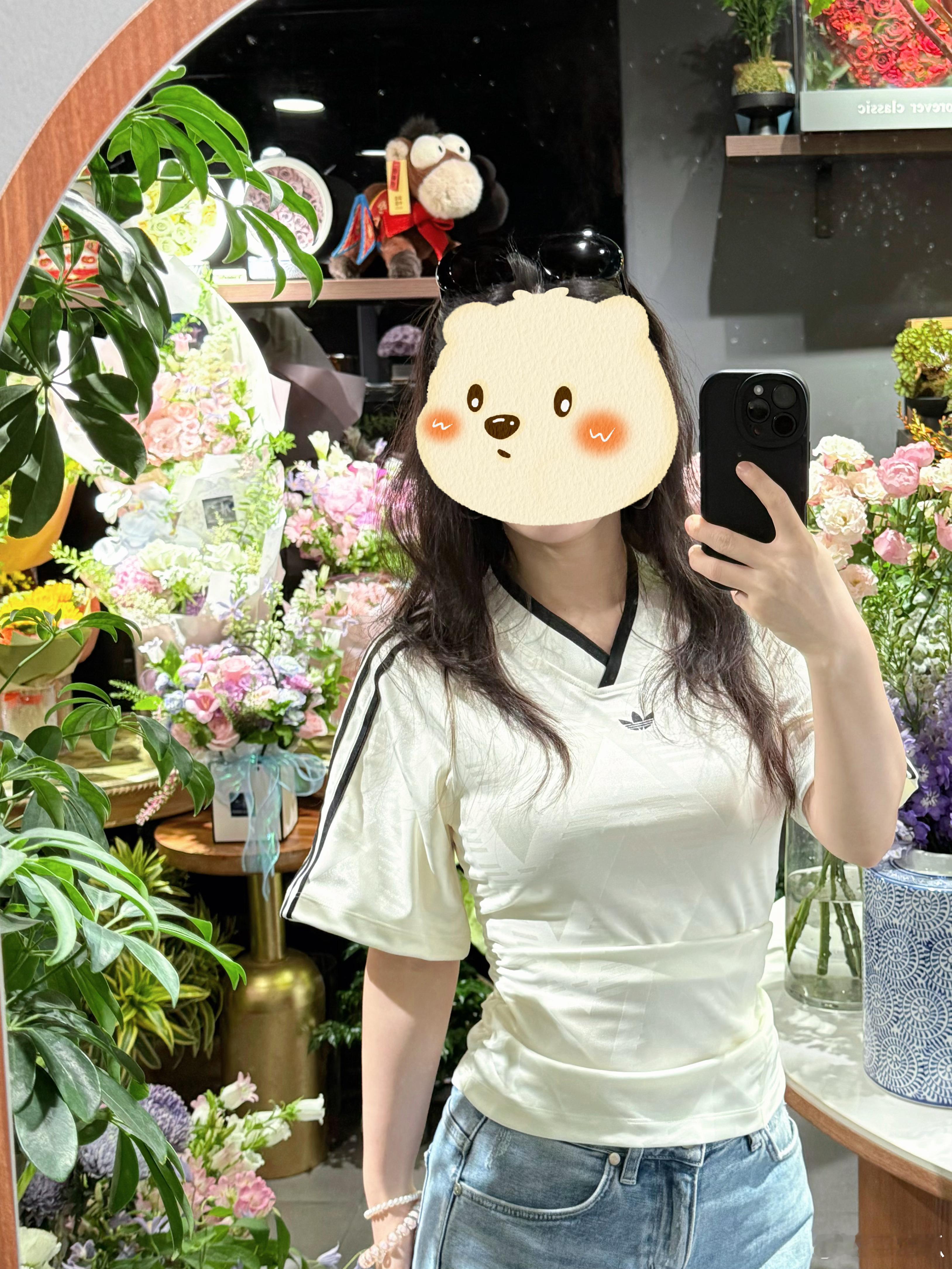 上次哪个姐妹想看我穿这个来的m号也好紧。。我喜欢这个阔袖和收腰设计显得肩宽腰细，