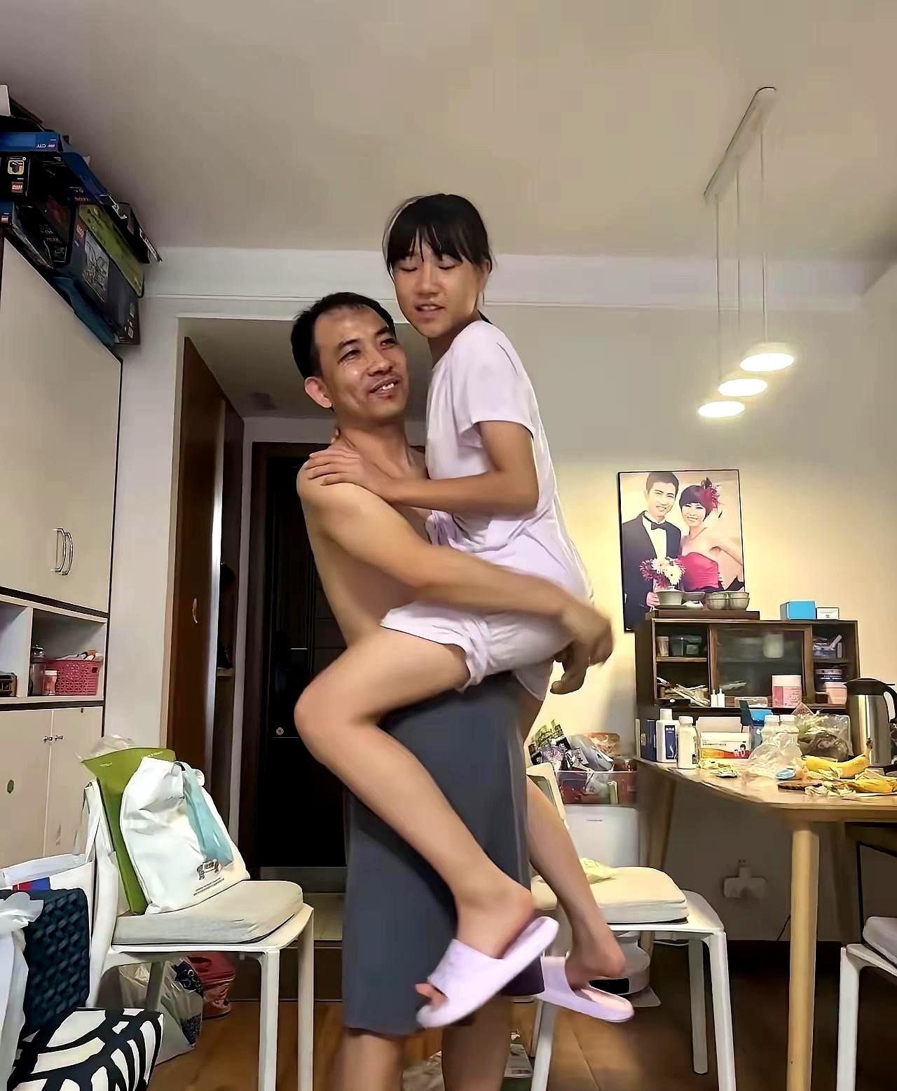 画面里的女孩身形已明显发育，正步入青春期。