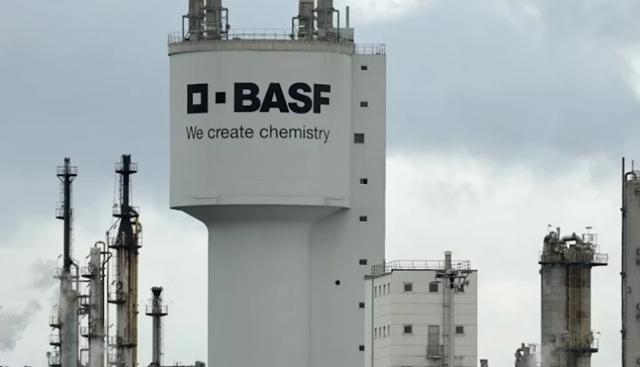 德国化工巨头巴斯夫在本土关闭了11家工厂，同时加大对华投资。巴斯夫首席执行官马库