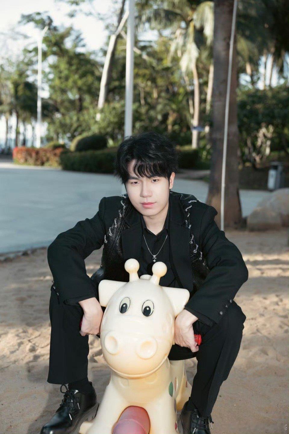 花海在鹿城当一天限定儿童这波也属于是童心未泯啦！记得要开心呀 