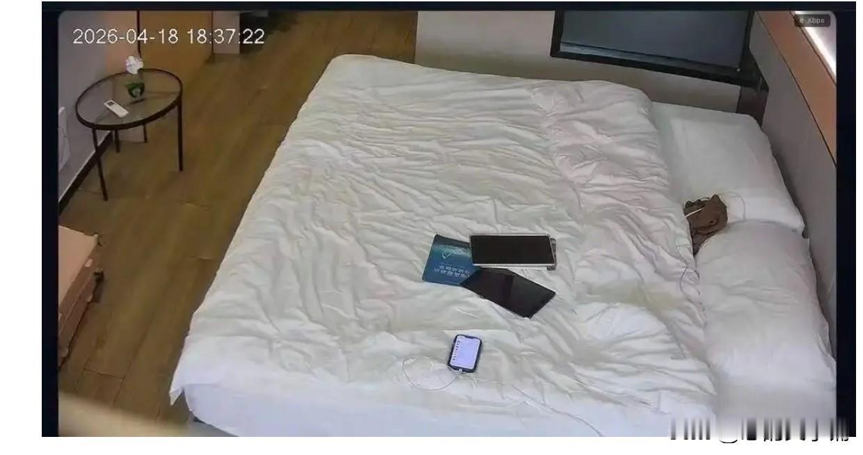 又有一民宿发现针孔摄像头，
对着床位，
拍下5名大学女生在室内的私密照片。

据