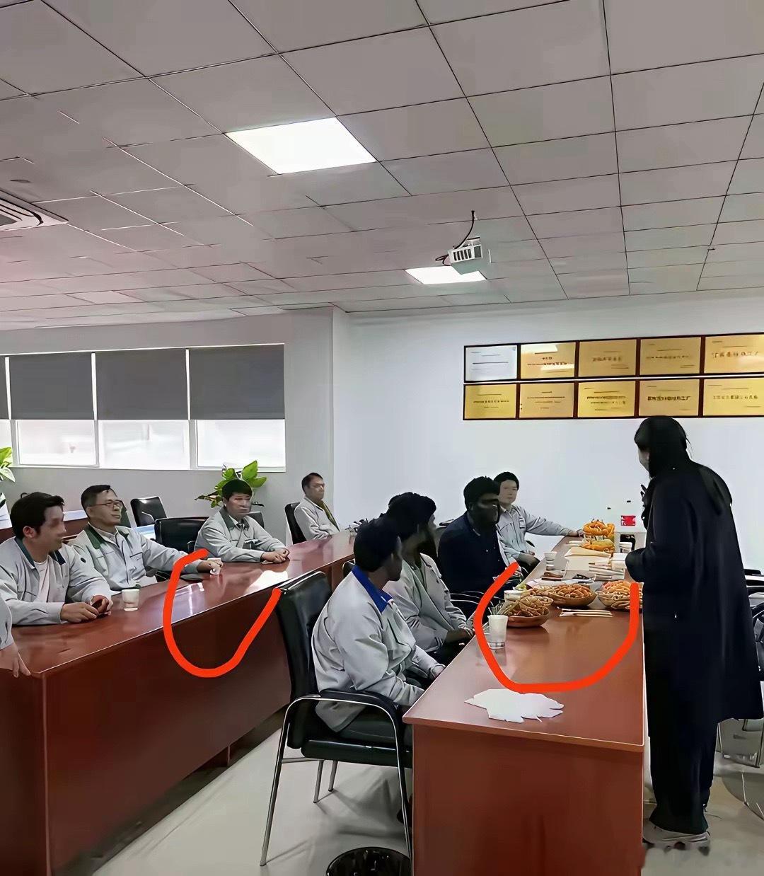对印度人该收手了！某公司开会，印度人吃饭，中国人却只能喝水。。。 