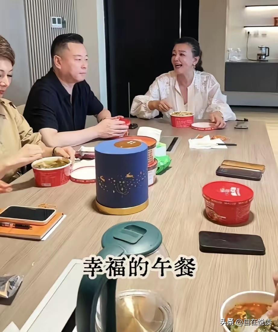 战兰真是为了一碗酸辣粉
可谓只有大家想不到
没有她做到的

大中午的
大家忙了半