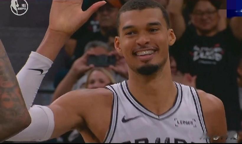 恐怖直立猿！NBA季后赛，马刺轻松淘汰开拓者，文班亚马17分+14助+3助+6帽