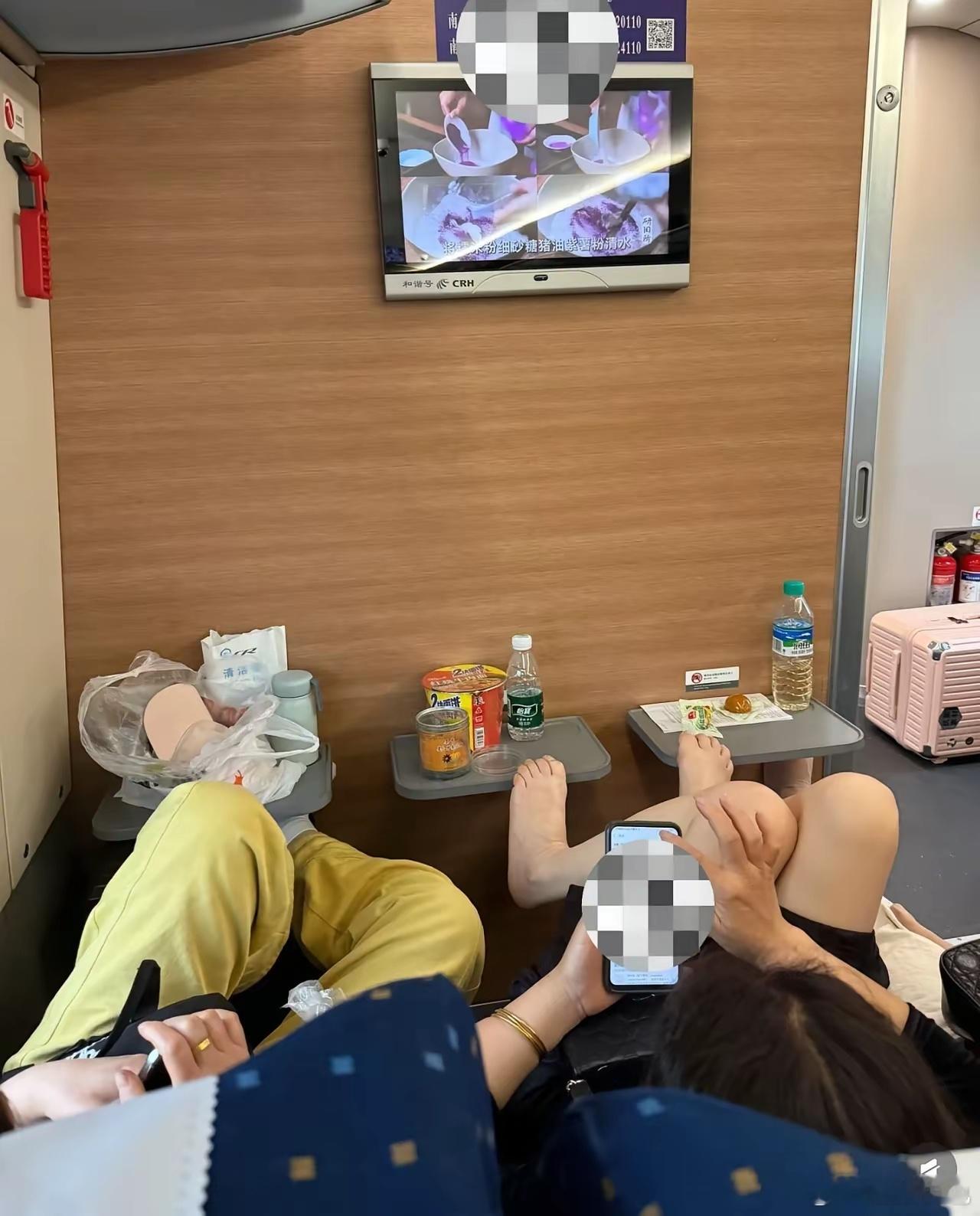 网友：高铁别用小桌板放食物，用前切记擦一擦，因为你不知道之前它碰过啥！ ​​​
