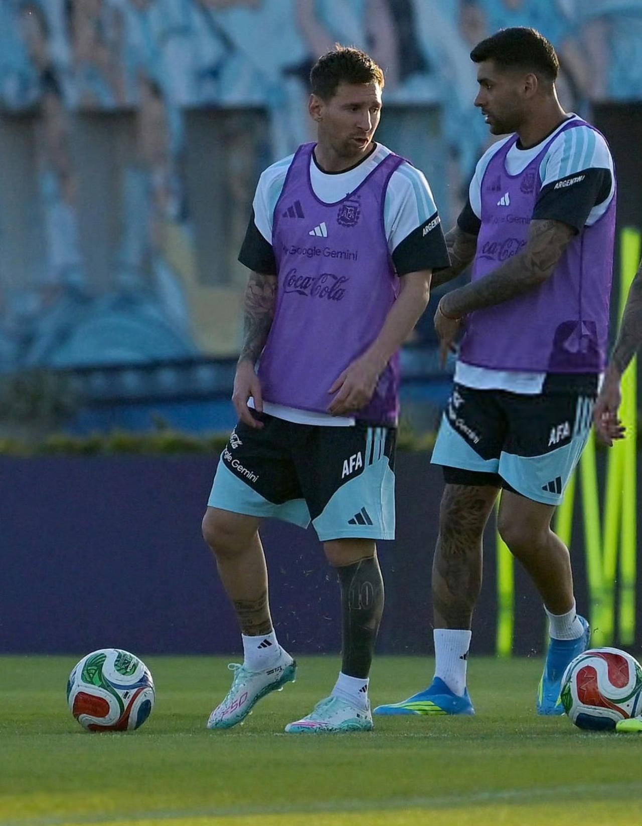 第二天训练的梅西！
与队友一起，在阿根廷国家队的埃塞萨训练场，继续他们的第二天训