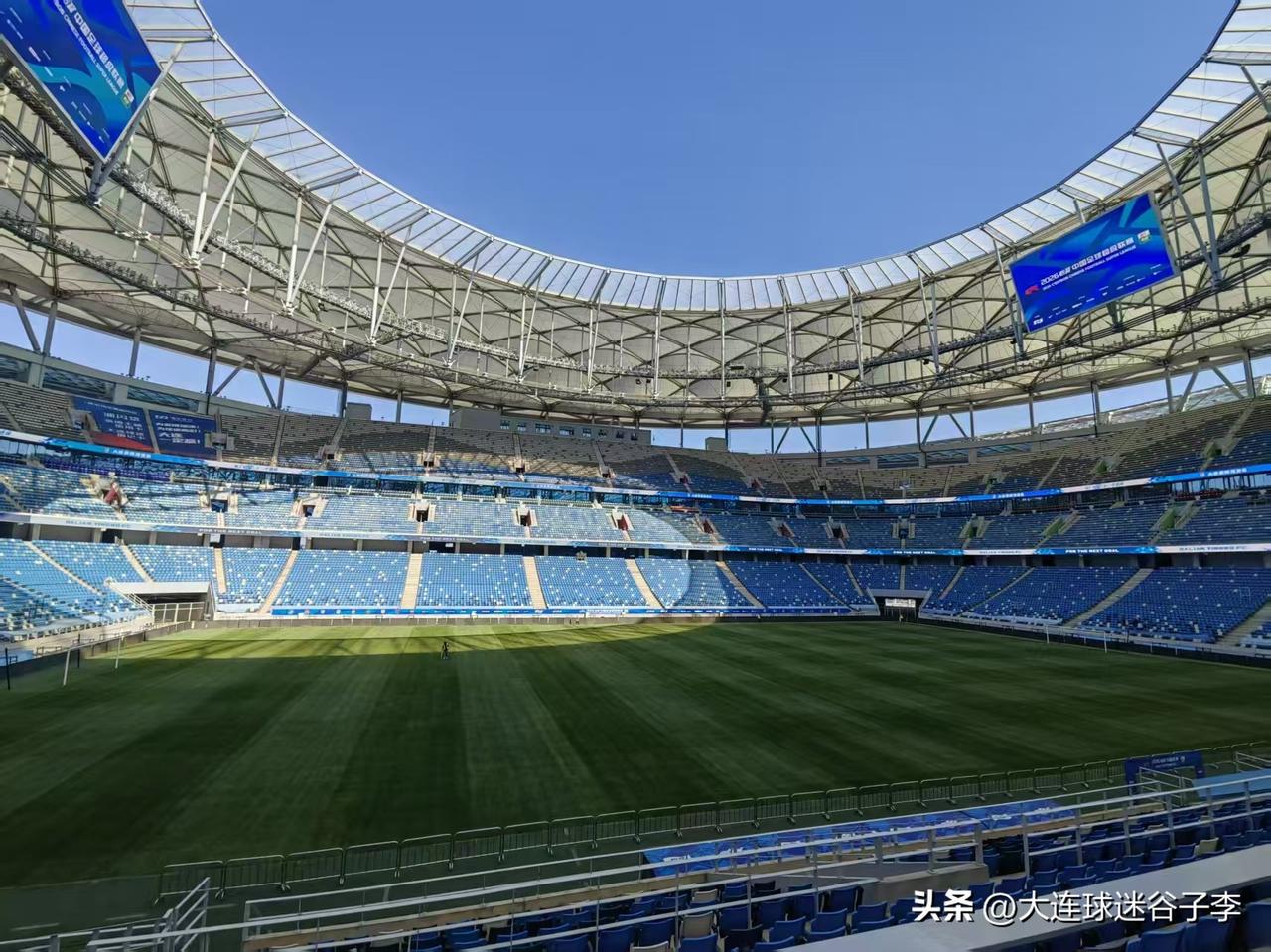 梭鱼湾足球场草皮焕然一新
大连梭鱼湾足球场的草皮一直被不少球迷批评与球场不匹配，