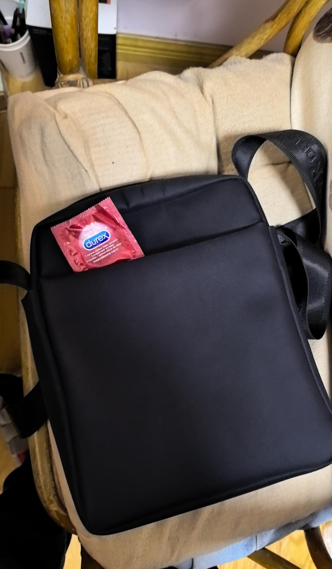 古二确实是很有才华的编剧、作家、电影人。

他发布录音的内容、节奏、时机也是层层