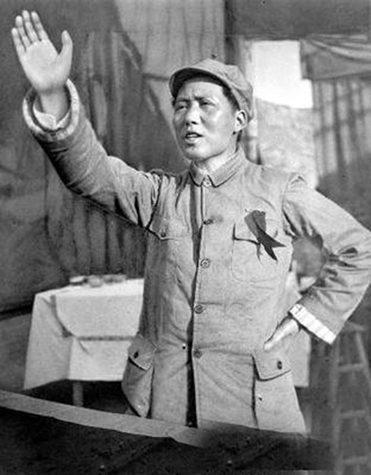 毛泽东是一位什么样的人？抗战时，一个在延安的日本反战人士杉井一郎说：
“一言以蔽