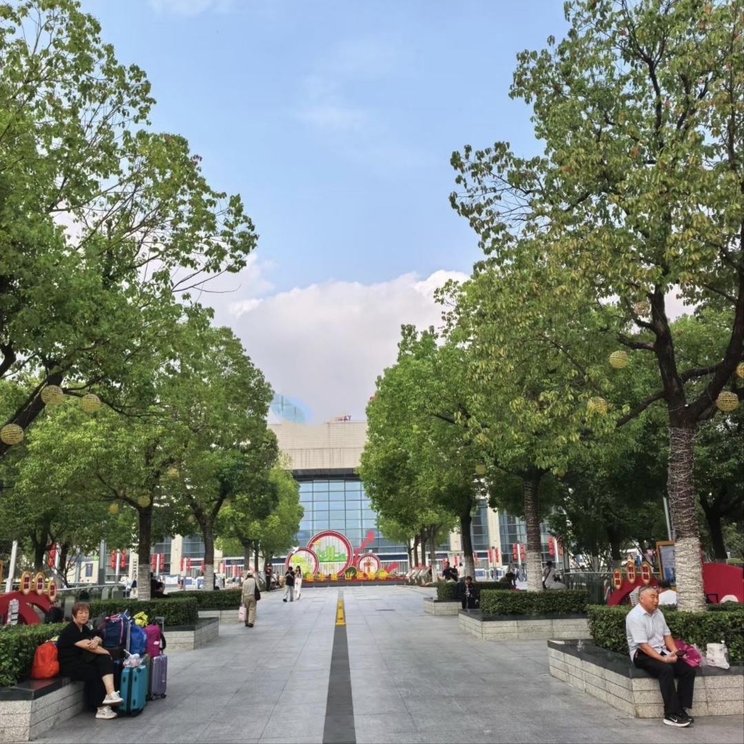 很喜欢一位律师说得一段话：
"只要你无婚无儿无女，父母也不在了，你攒下的房子和存