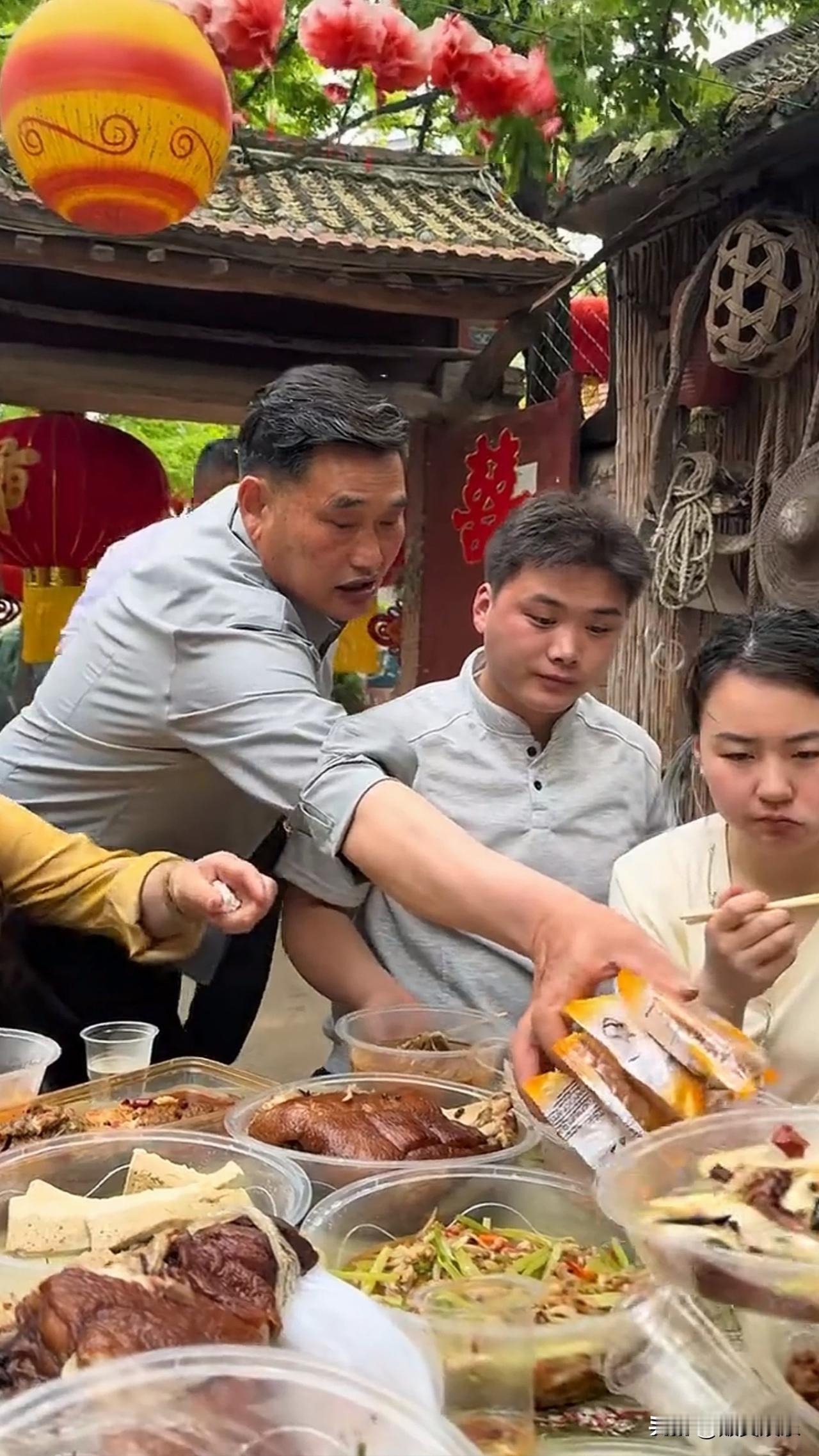好心办了坏事！
一桌人坐在一起吃席，大衣哥却递来了4块老婆饼，这怎么分啊？给谁吃