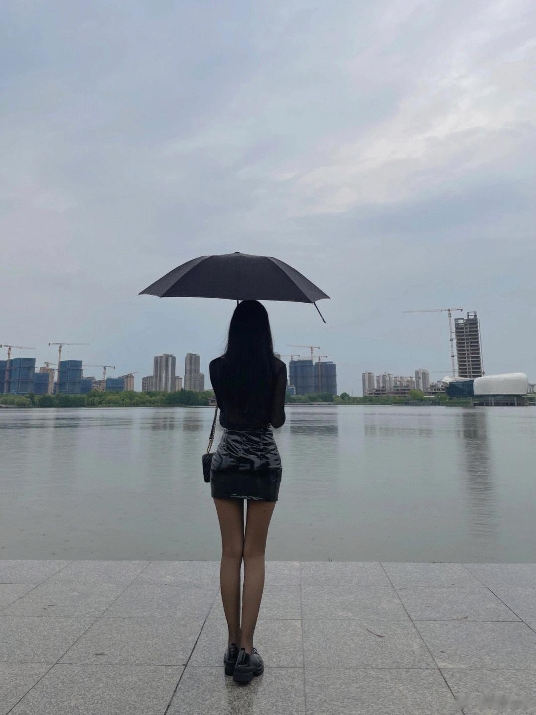 下雨天穿黑丝出门 ​​​