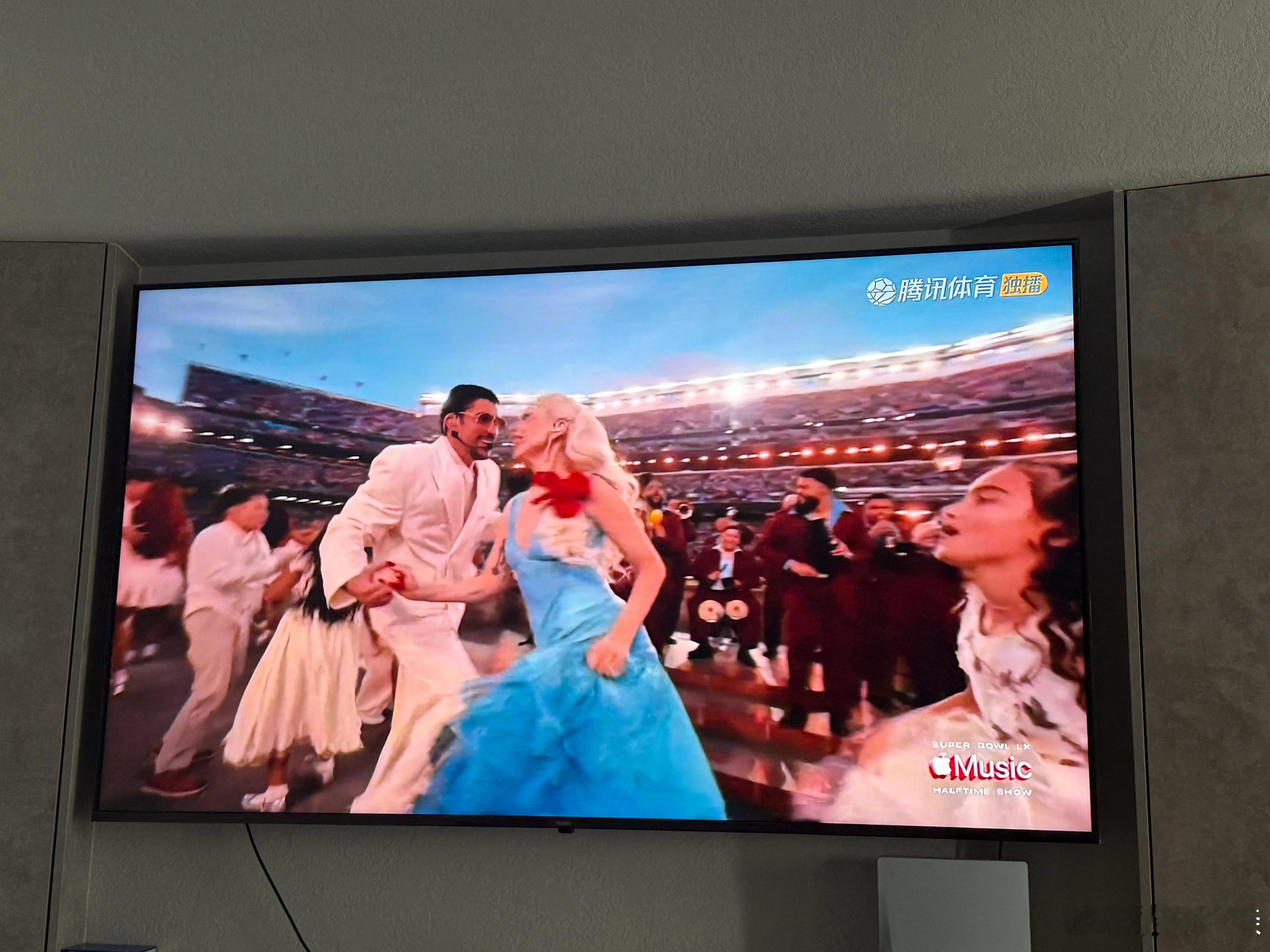 比赛打得太快了。这天还是亮的，载歌载舞完全没有气氛超级碗中场秀