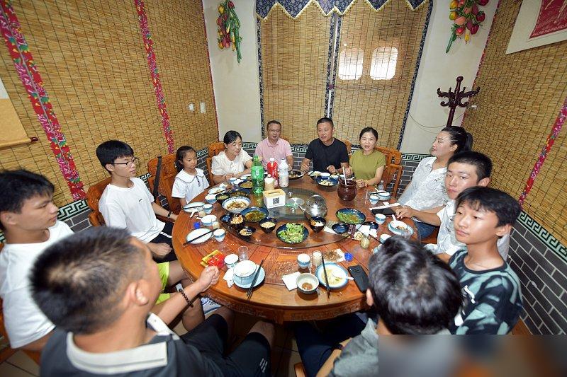 上海12人组团去西塘农家乐，连吃带住3天，每人360元，结果菜太多吃不完，现在物