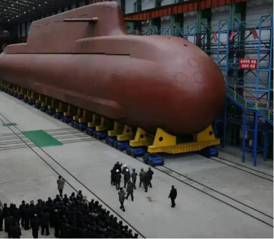 金正恩亲临现场！一颗导弹砸向日本海，朝方出手，高市早苗傻眼了
 
就在 2025