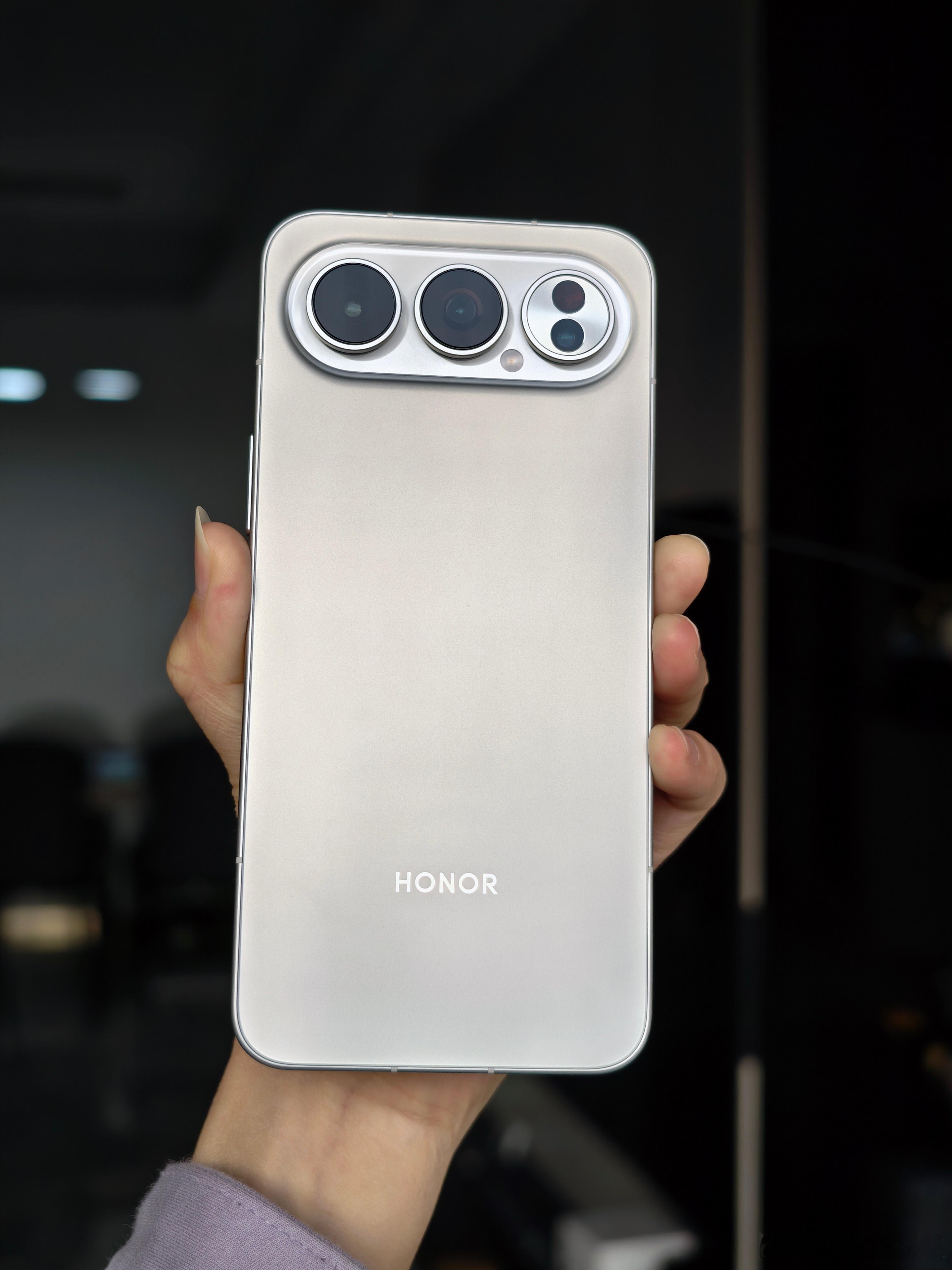 用新手机真开心，银色的荣耀500 Pro，美不美？