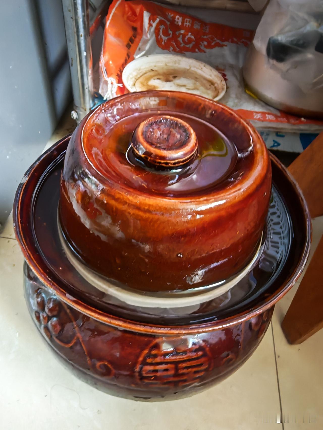虽然不能过多地吃腌菜，但是我们每年还是会腌一点酸豇豆。不是王婆卖瓜，自卖自夸。我