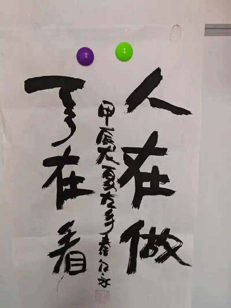 人活着不欠不靠，凭啥要小心翼翼看人脸色
 
你是不是总活得憋屈 遇事不敢吭声 见