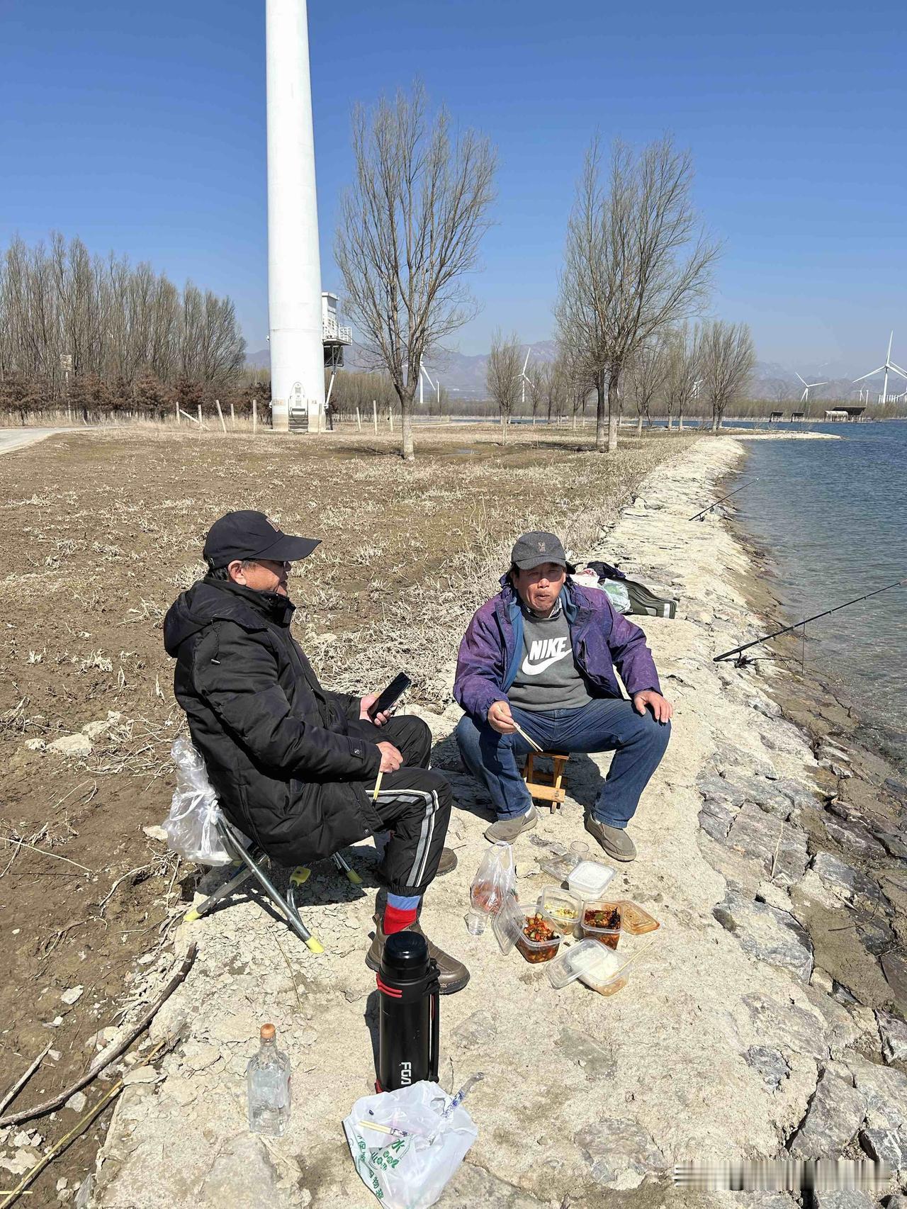 这个五一不打算出远门，约上三五好友奔赴近郊水库休闲放松。远离城市喧嚣，寻一处清净