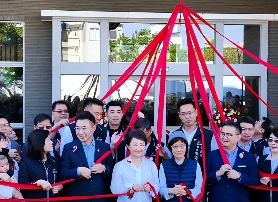 台中市文化局今日举办“台中市立图书馆北屯区溪东分馆”启用揭牌典礼，卢秀燕亲自主持