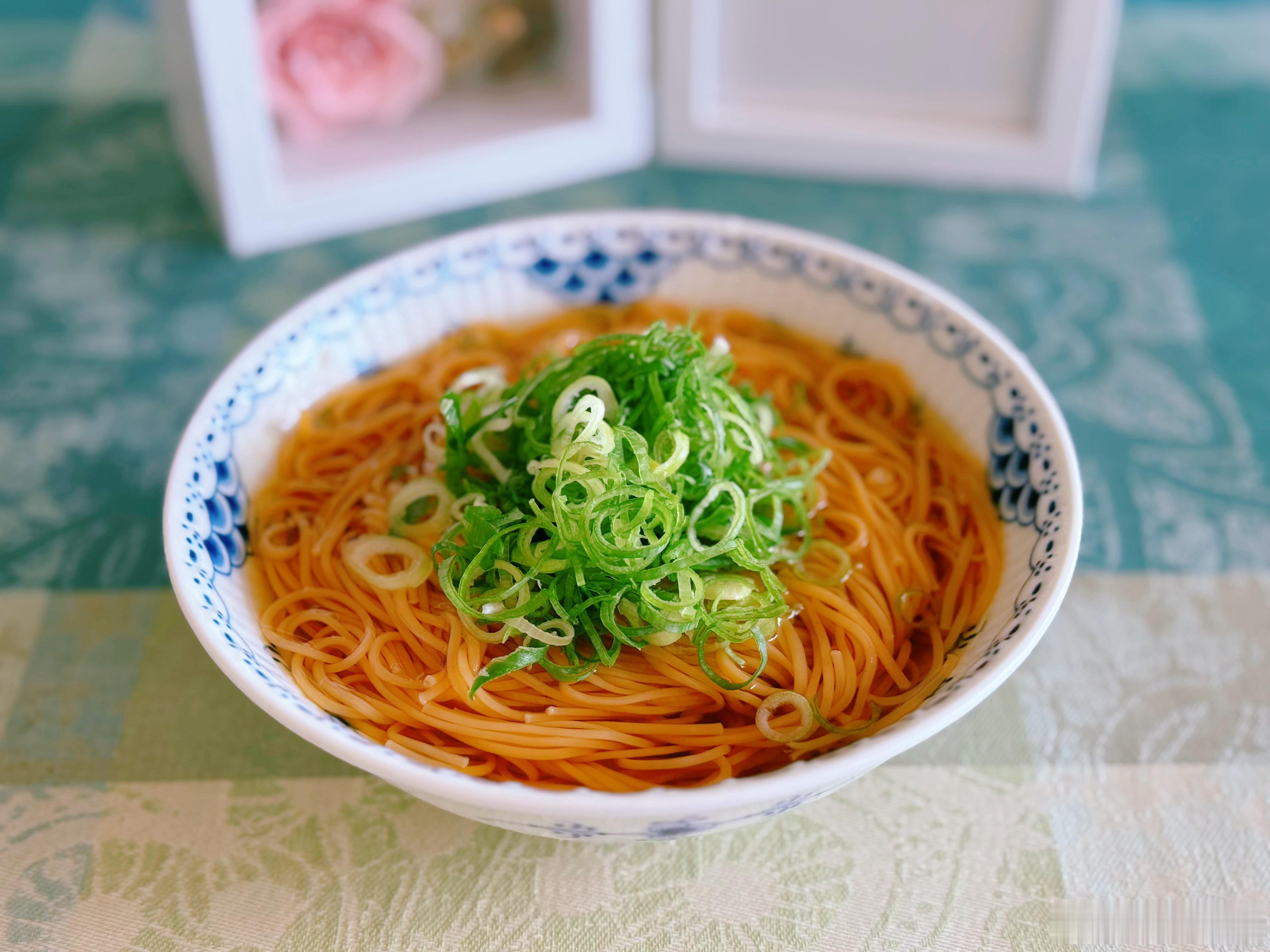 早安🍀🍀🍀资家早餐 素面🍜、酱油烧鸭蛋、凉拌黄瓜盐水花生无花果、黑咖啡☕