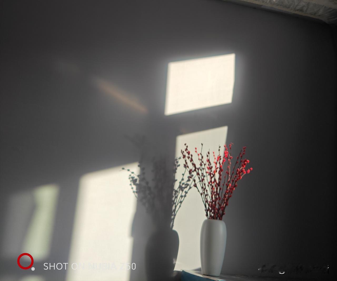 上联：清晨闻鸟语，诚邀您对下联…下联：月下听箫吟。