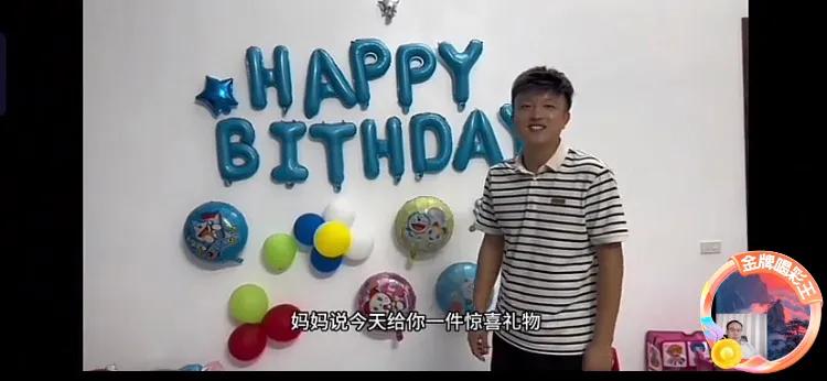 10月12日是小松的生日，秋秋把家里客厅的墙上布置了庆祝生日图画，丈母娘为了感谢