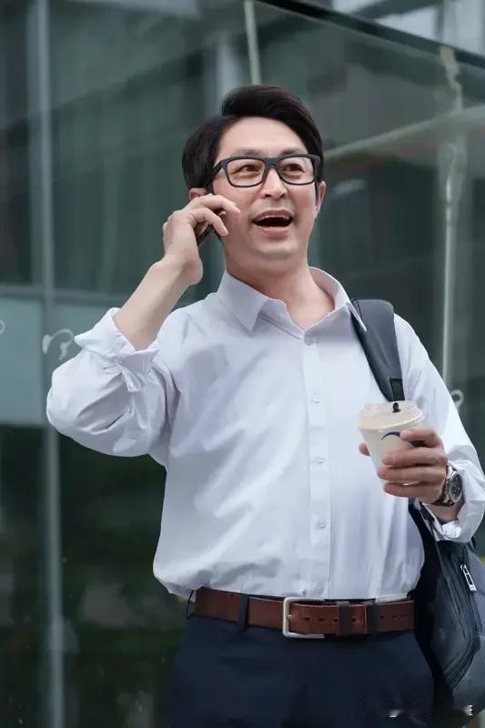 不知道大家发现了没有，现在的中年男性真的是太难了。

像老一辈男性结婚还好，成家