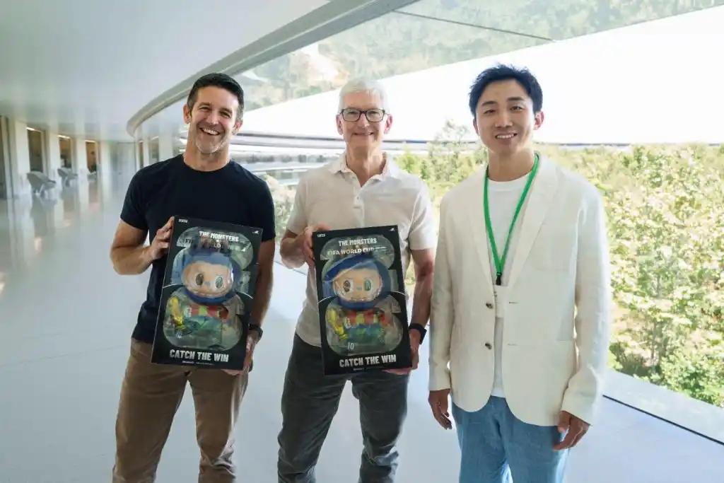 当地时间7月14日下午，泡泡玛特创始人王宁率领核心高管团队探访美国硅谷苹果总部A