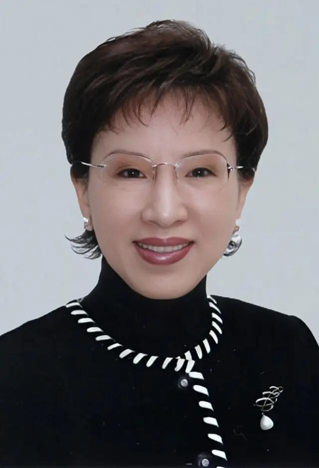 台湾国民党前主席洪秀柱，在接受采访时表示“如果台湾不是大陆的领土，那么凭什么当年