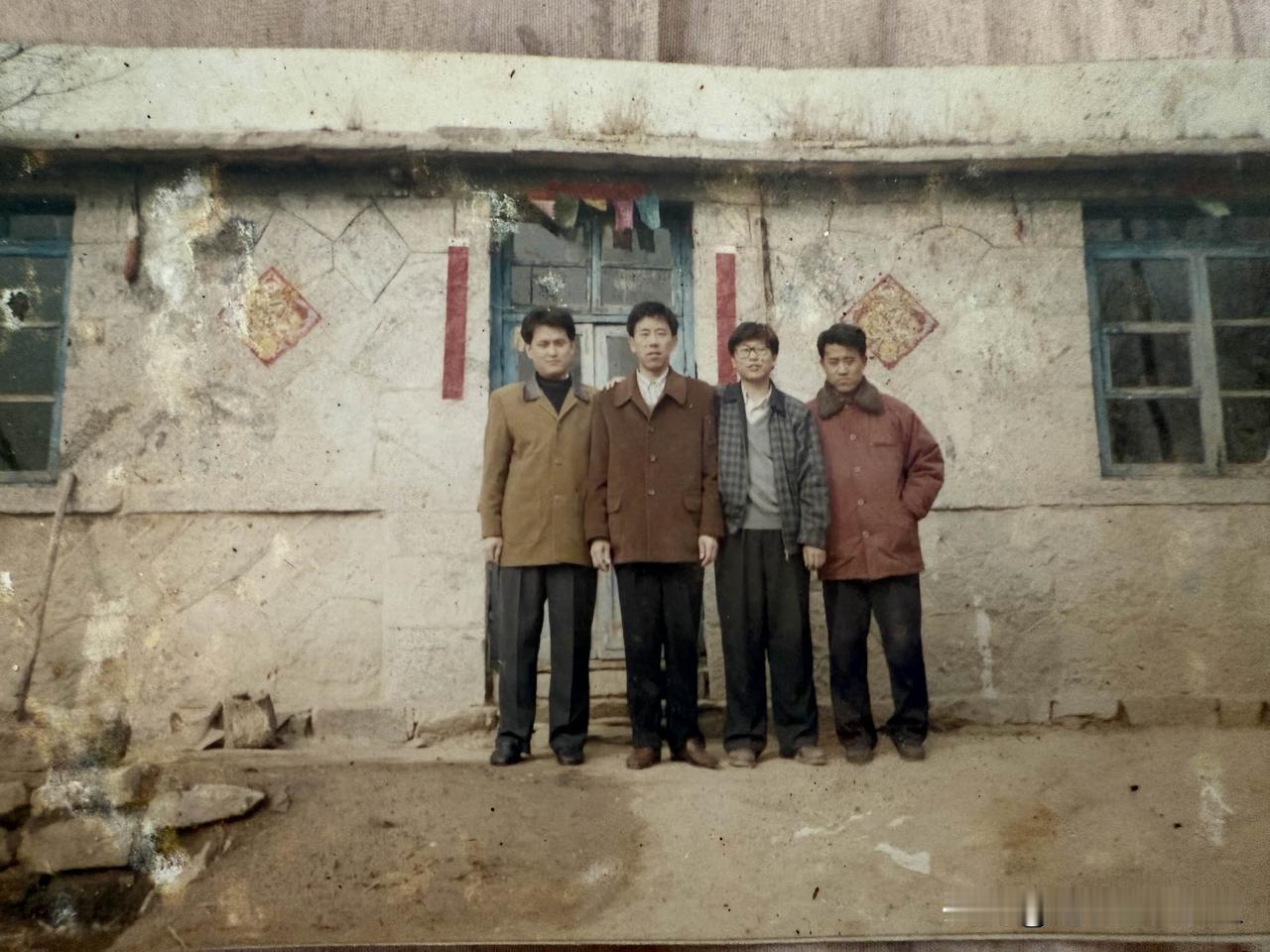 30年前的老照片，我们兄弟四人年轻时候，同在一个屋檐下，同在一个农村大炕睡过觉，