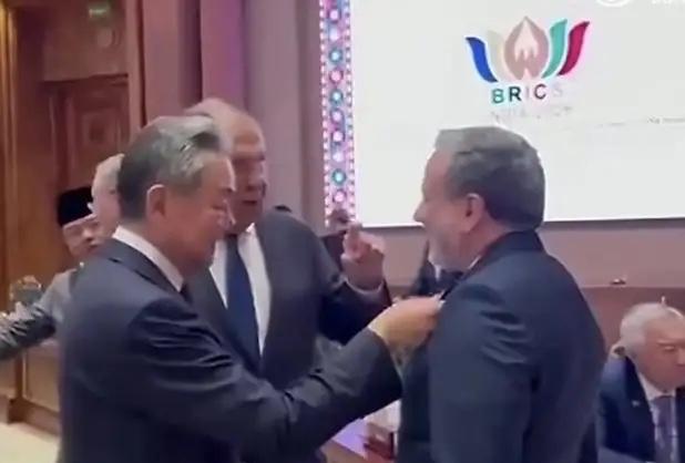 真想知道美西看到心里啥滋味？！
这一幕发生在金砖峰会会议间隙，画面中是中俄伊三国