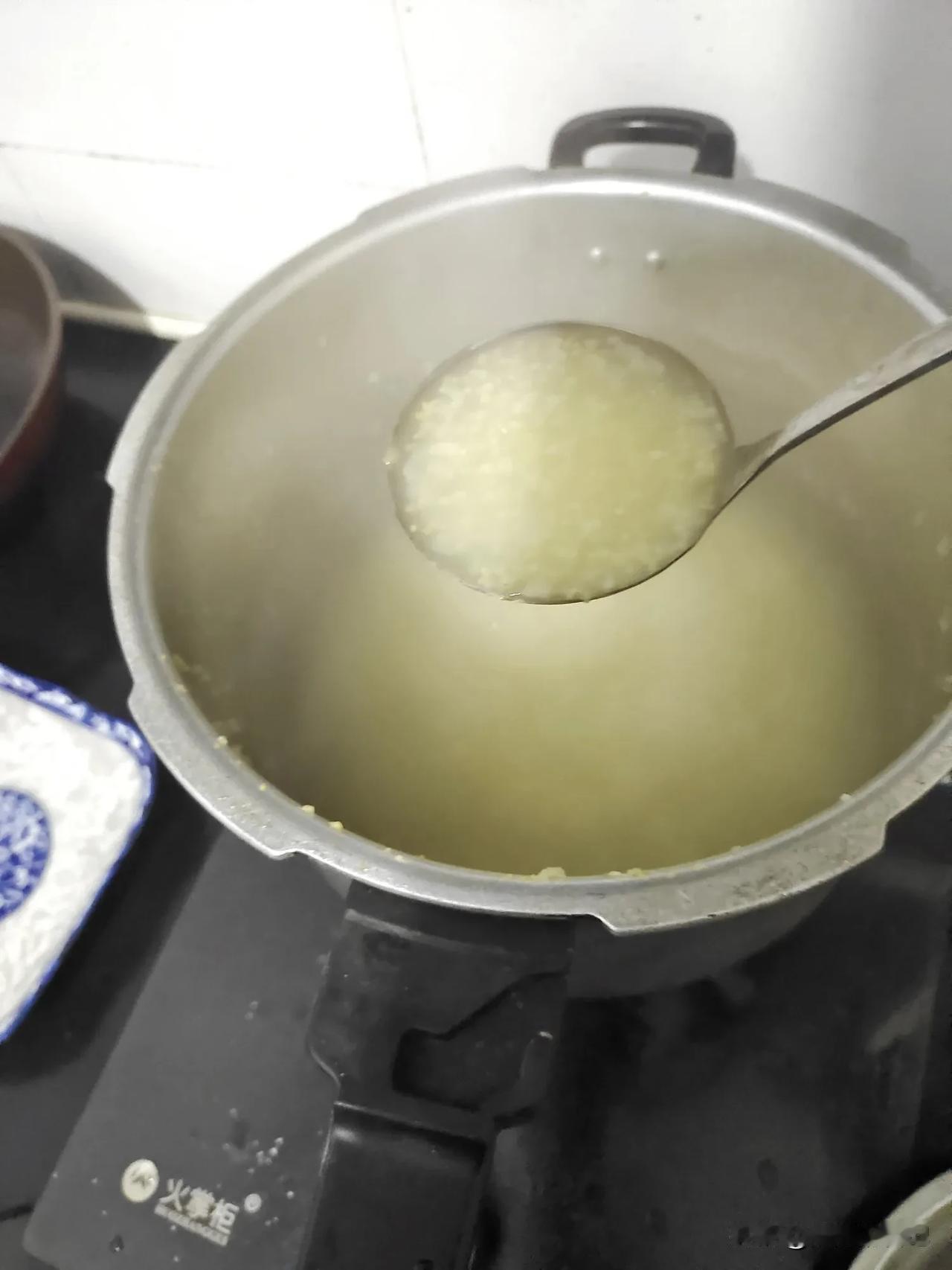 家里有个爱喝稀饭的女儿，每天都要临时煮稀饭给她喝，也是够麻烦的。干饭她根本不愿意