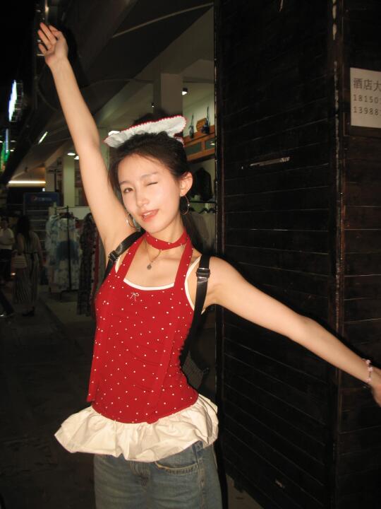 做星光夜市的酷妹儿