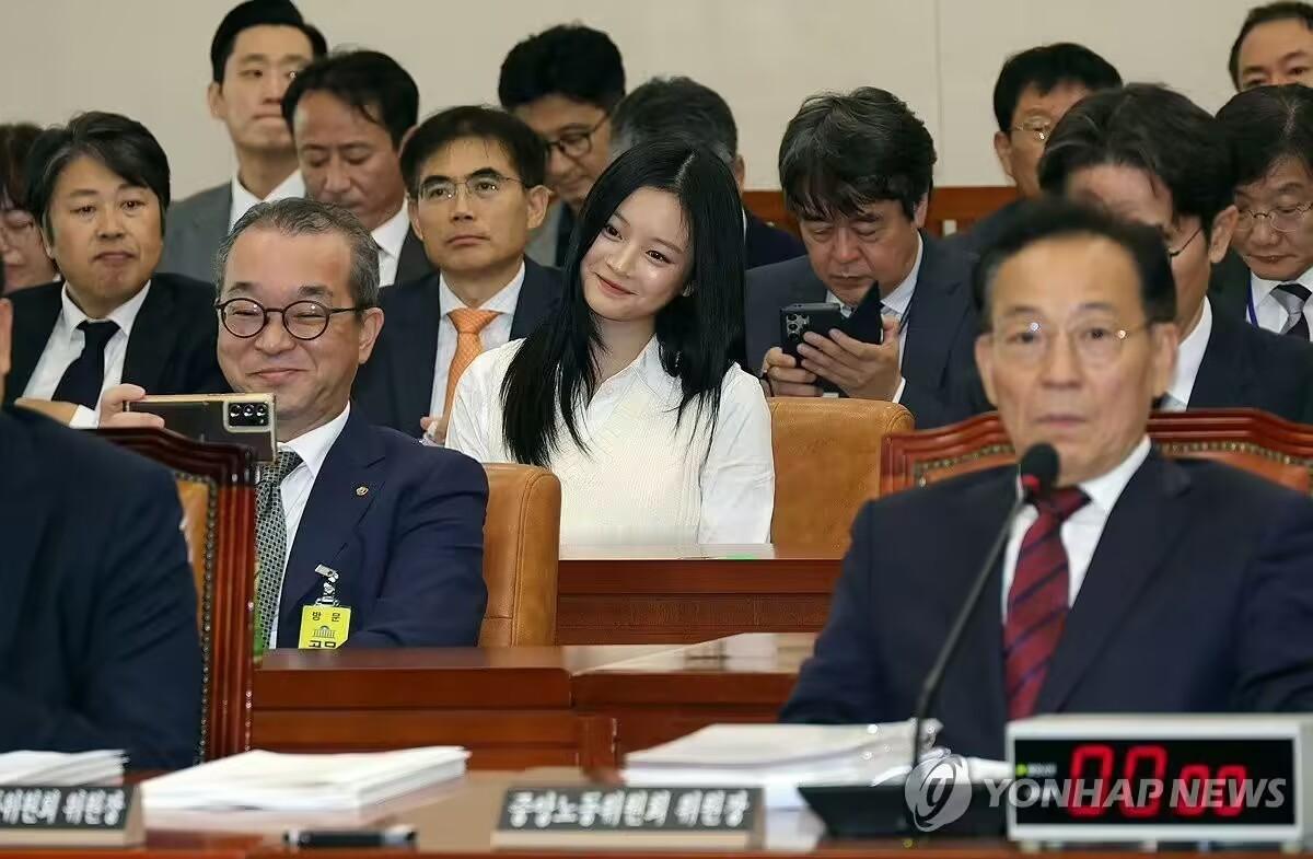 #Hanni哭了#造成工人过劳死的hanwha韩华海洋老板和hanni合照 ​​