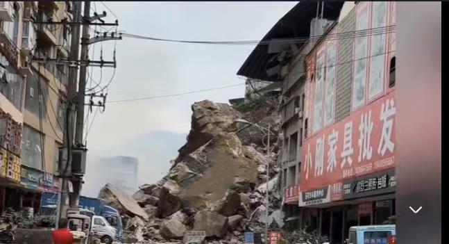 愿被埋人员都平安吧！今日上午九点左右，重庆彭水三桥发生大体量山体滑坡，导致4栋半