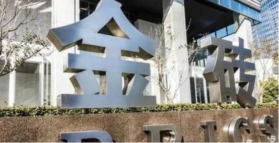 被swift拒之门外的国家，如今拿到了新金融世界的入场券。伊朗加入金砖银行，意味