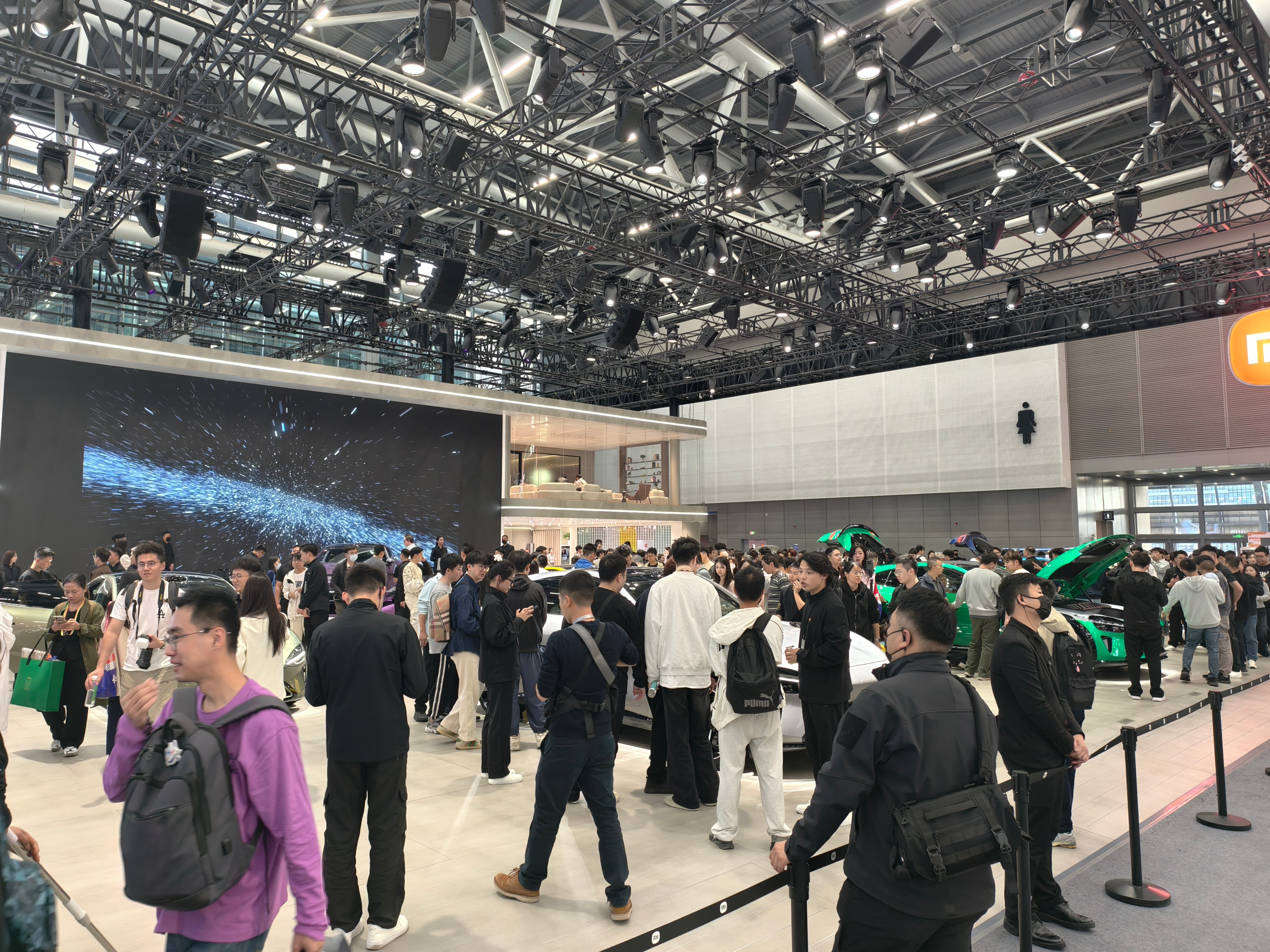 今天是广州车展媒体日第二日，也是第一天专业观众日。这是下午四点来钟小米展台人流量