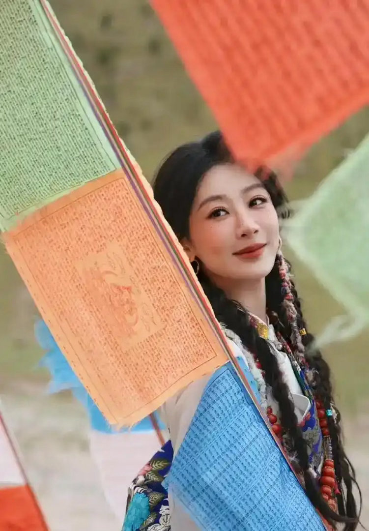 杨紫藏袍大片曝光，这才是真正的“高原少女”！ 
