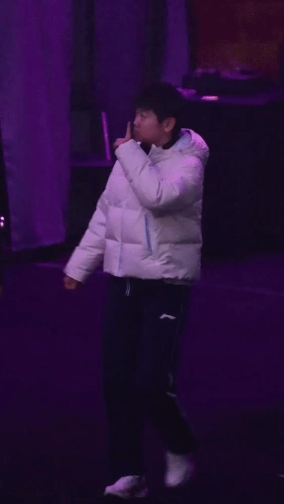 她没上场，只是坐在场边做了个“嘘”的手势，全场尖叫反而掀翻了屋顶。这失控的几秒钟