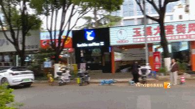 【春季大风警惕 “头顶炸弹”！昆明一沿街招牌开裂松动，城管当场责令：4月17日前