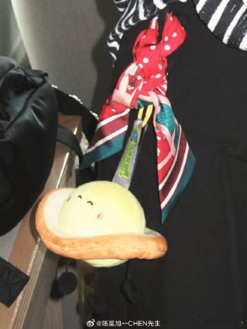 陈星旭晒王玉雯拍的照片 旅途碎片加载完毕，王玉雯拍出了陈星旭最真实的状态，这限定