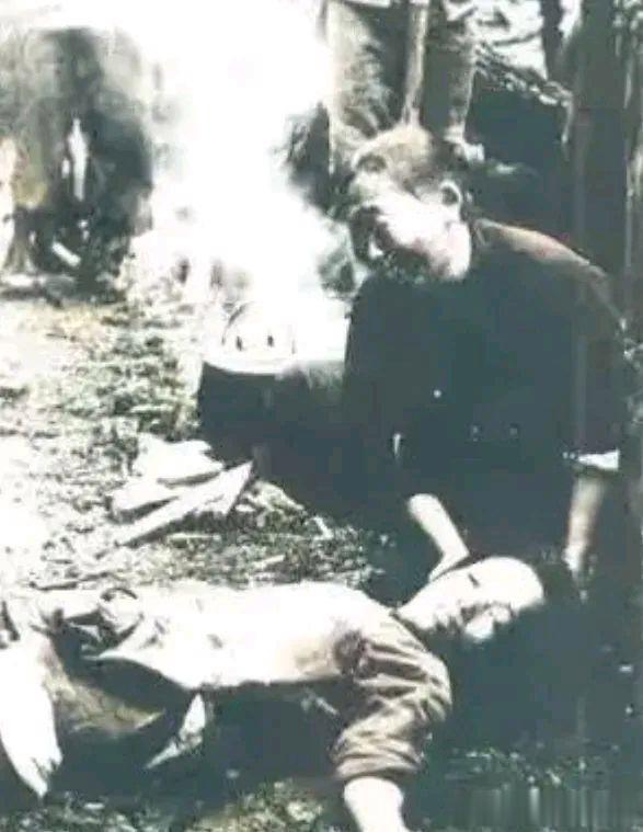 这是1942年，日寇扫荡过后的一幕，一位老妪抱着自己死在日本人屠刀下的女儿，伤心