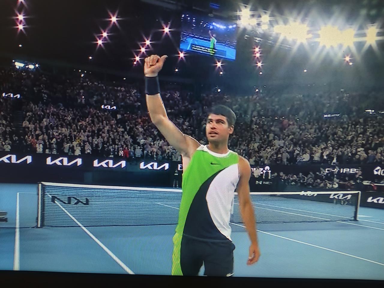 阿卡赢了！！！刚刚结束的万众瞩目的澳网男单决赛，阿尔卡拉斯3比1战胜了德约科维奇