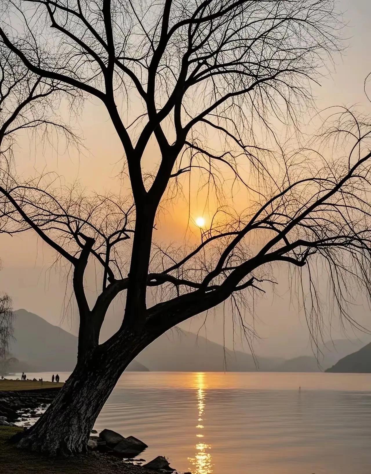 上联：一抹夕阳落江面；
下联：？？？