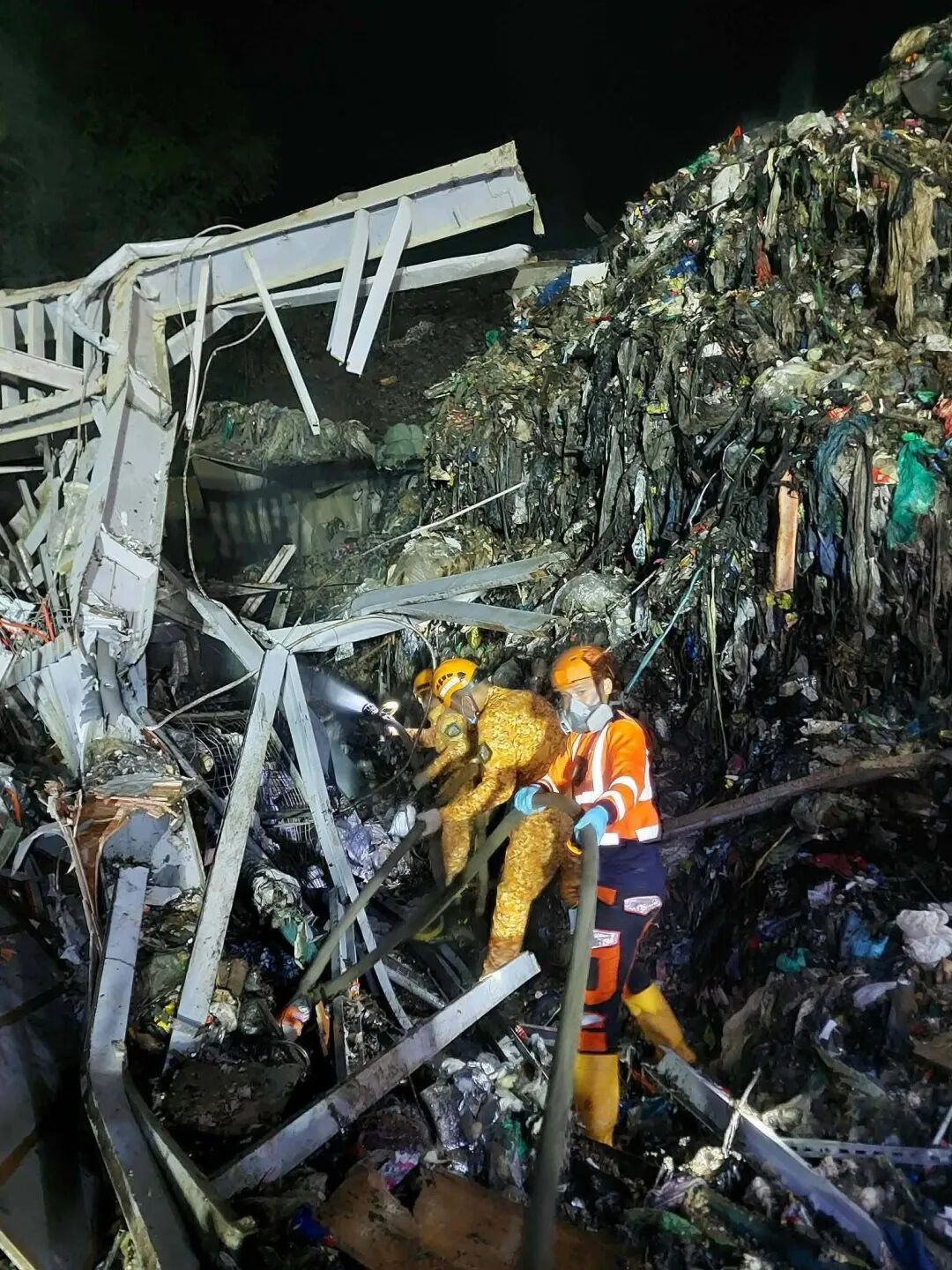 菲律宾垃圾场塌陷事故已致36人死亡，坍塌10天致54人被困，最终救出18人