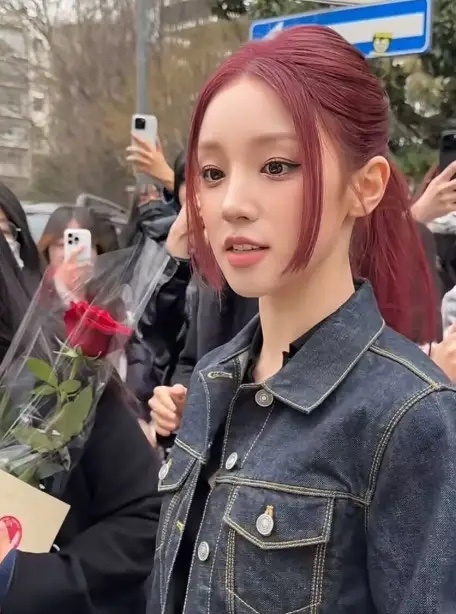 宋雨琦闪现米兰时装周！终于在时装周见到宋雨琦了，牛仔套装配上高马尾造型，整个人显