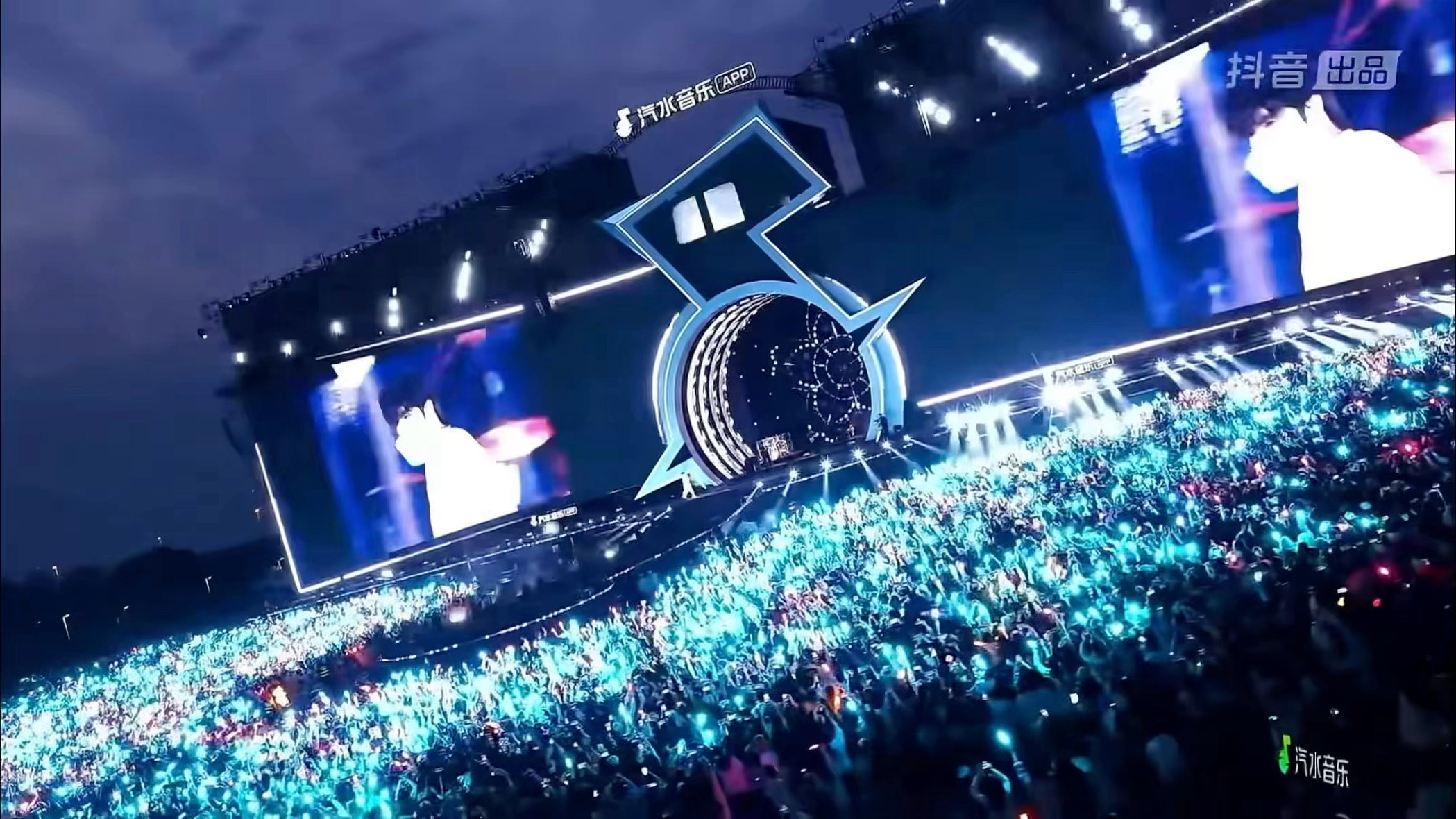 张子墨音乐节薄荷海应援 张子墨粉丝支棱起来了，今天的音乐节薄荷海应援 