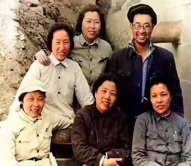 📸 照片介绍
 
这是1942年延安时期的珍贵合影，右侧戴眼镜者为陈赓大将，身